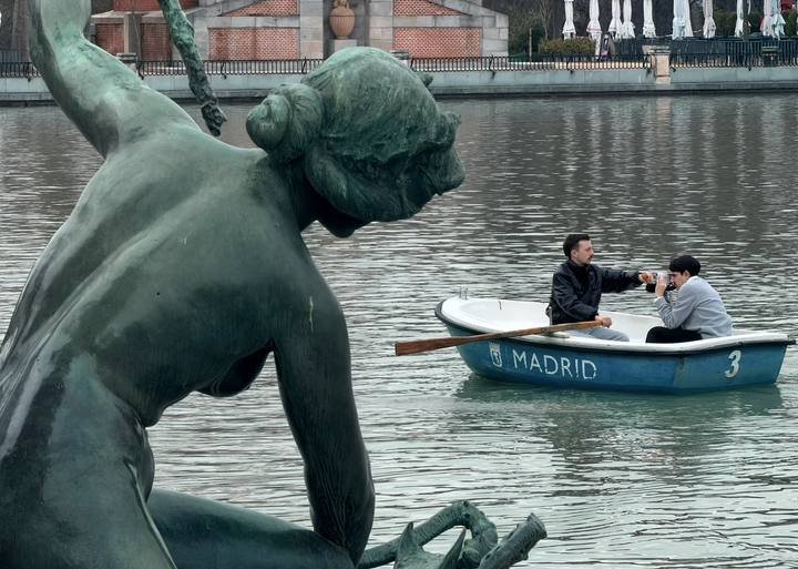 Rodaje en una barca en el Retiro, con una estatua en primer plano