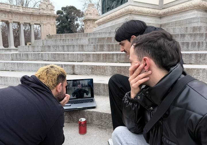 Revisando tomas en un portátil durante el rodaje