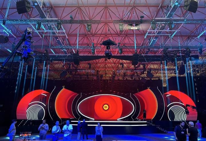 Escenario del Benidorm Fest 2024 con el montaje terminado y las luces encendidas