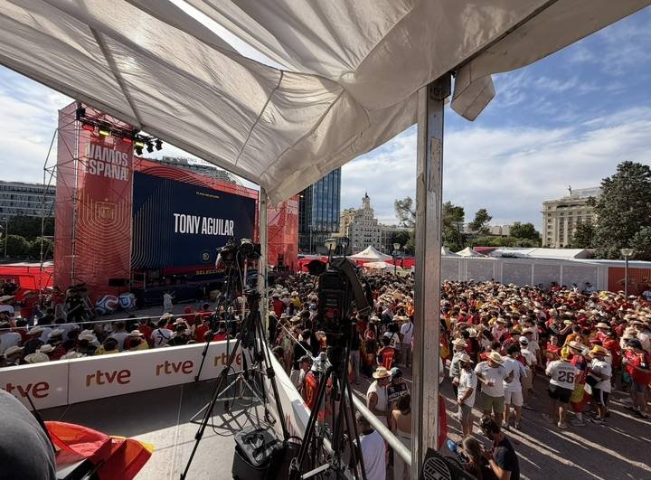 Vista desde el set de RTVE en la Plaza Selección: escenario con «Vamos España» y una multitud con camisetas de la selección