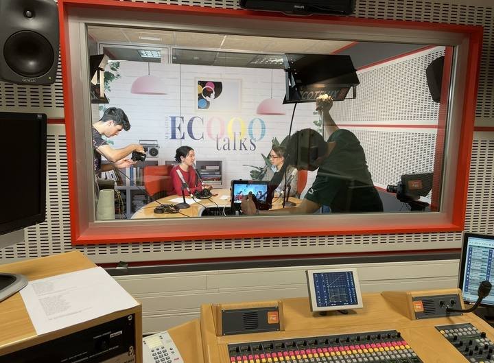 Vista desde el control de radio: al otro lado del cristal, el equipo monta la grabación delante del decorado de cartón pluma