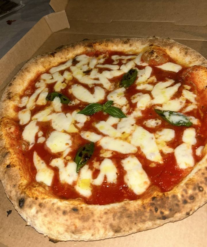 Pizza margarita napolitana con el borde inflado