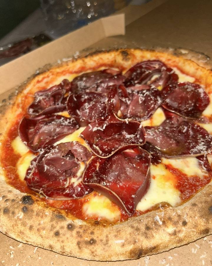 Pizza La Señora de León, con cecina, en su caja