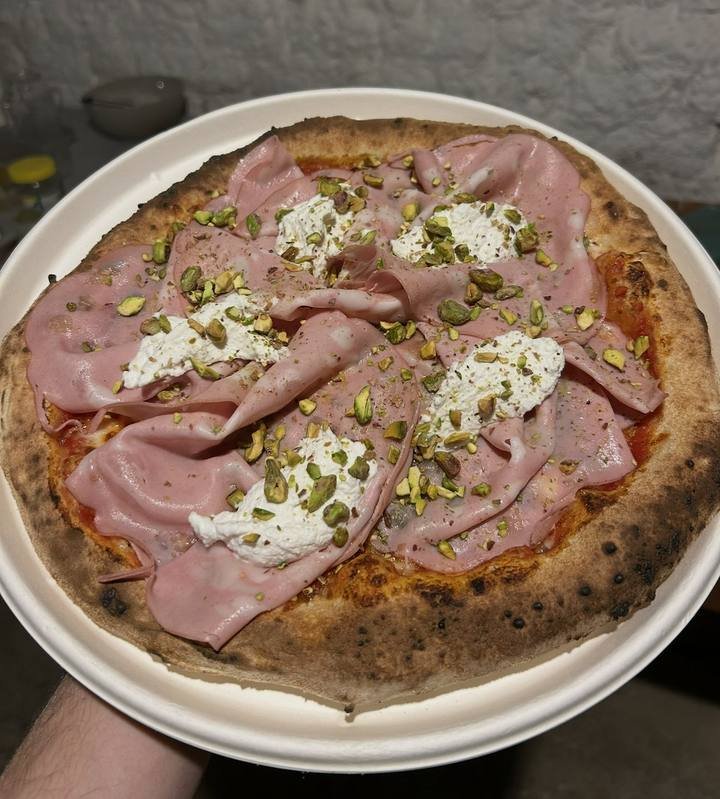 Pizza napolitana con mortadela, queso fresco y pistacho