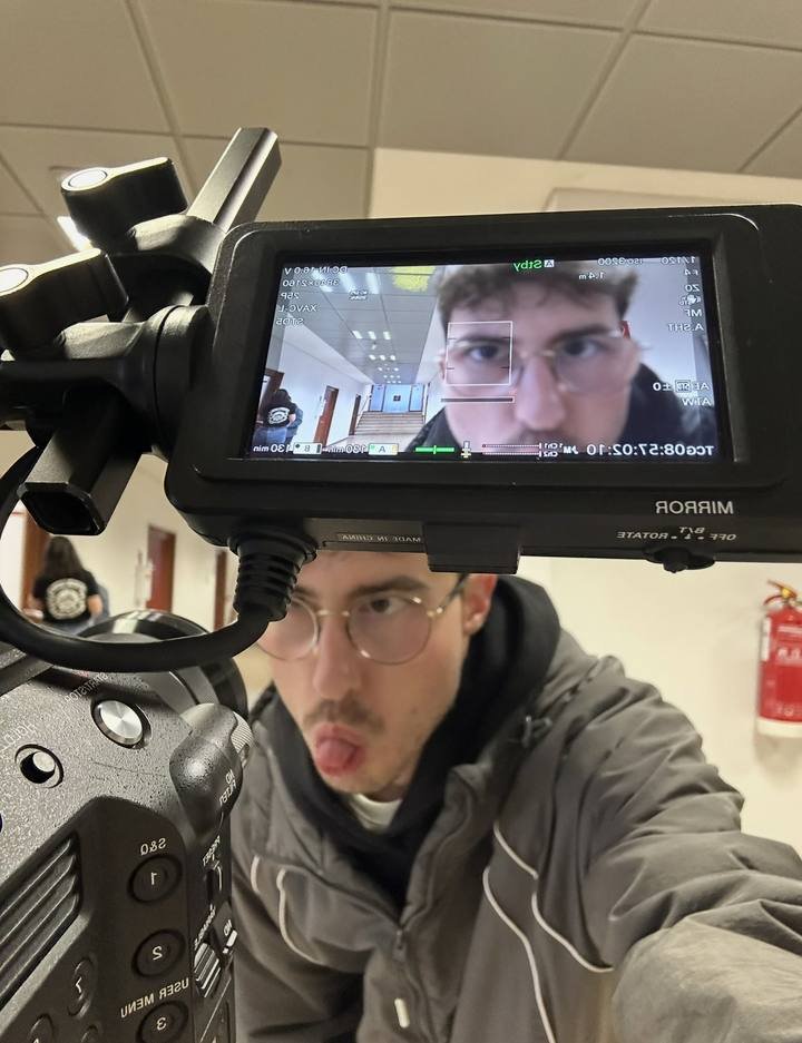 Diego, visto a través del monitor de una cámara, sacando la lengua