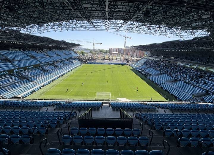 Gradas y césped del estadio de Balaídos, en Vigo