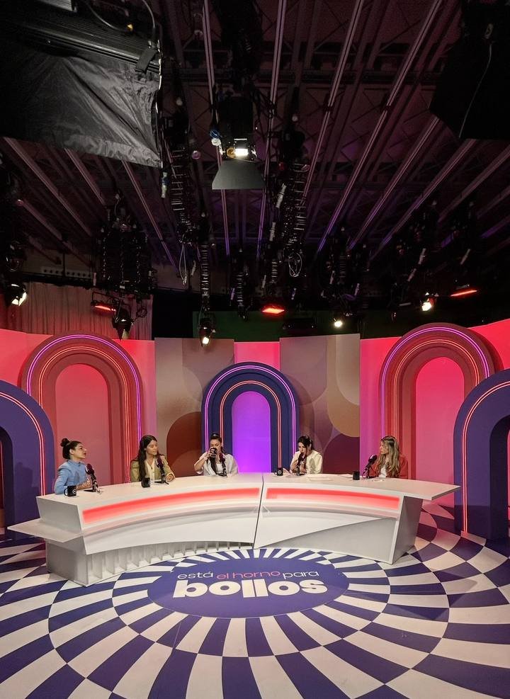 Está el horno para bollos. El plató del programa.